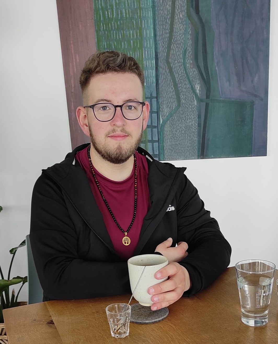 Niklas Bernauer beim Kaffeetrinken